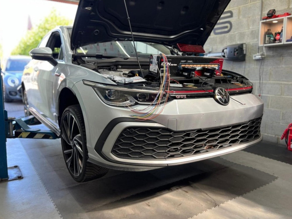 Volkswagen Golf 8 met open motorkap tijdens een onderhoud bij XCS Automotive in Merchtem