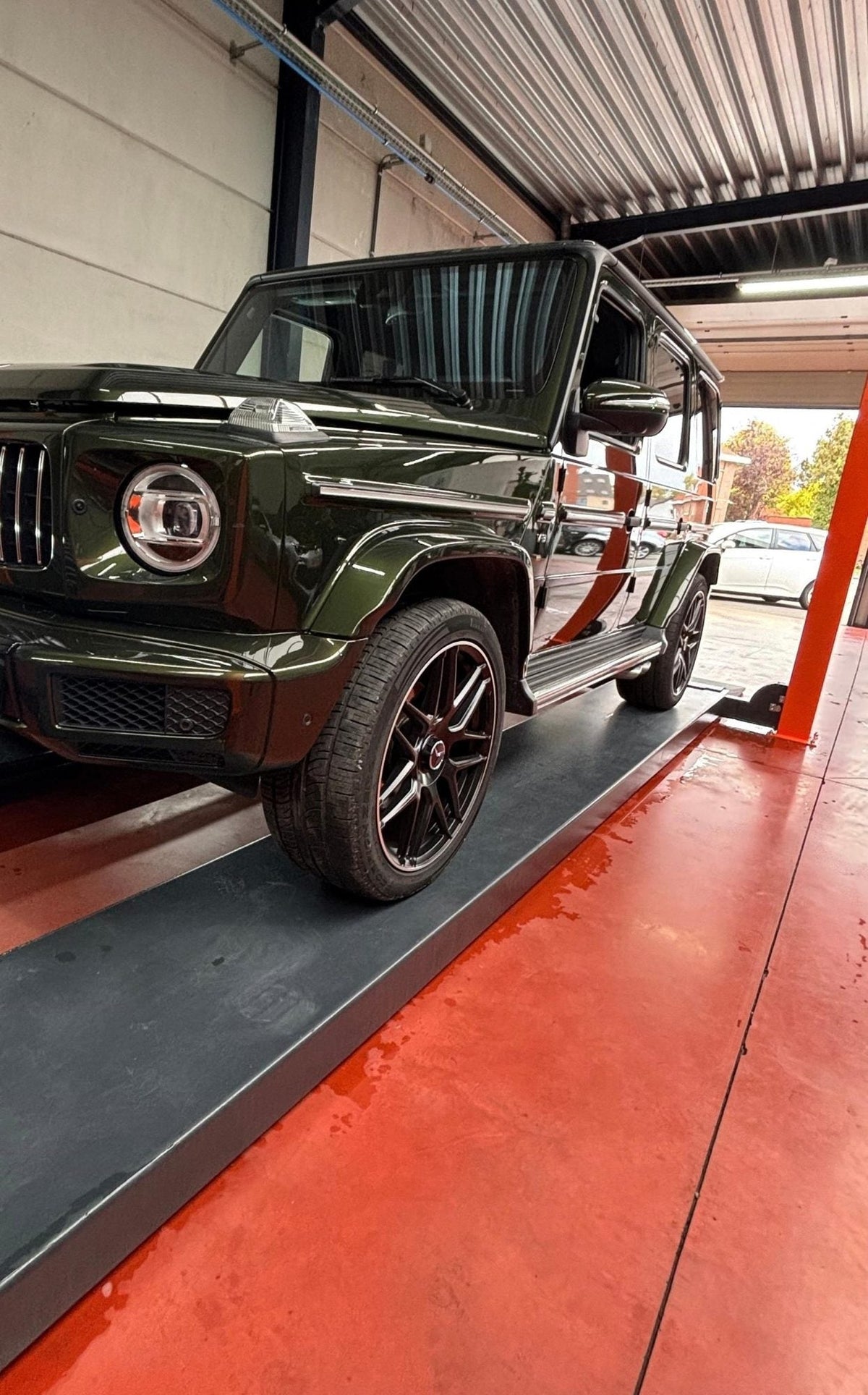 Mercedes G-klasse op de brug in de werkplaats van XCS Automotive in Merchtem