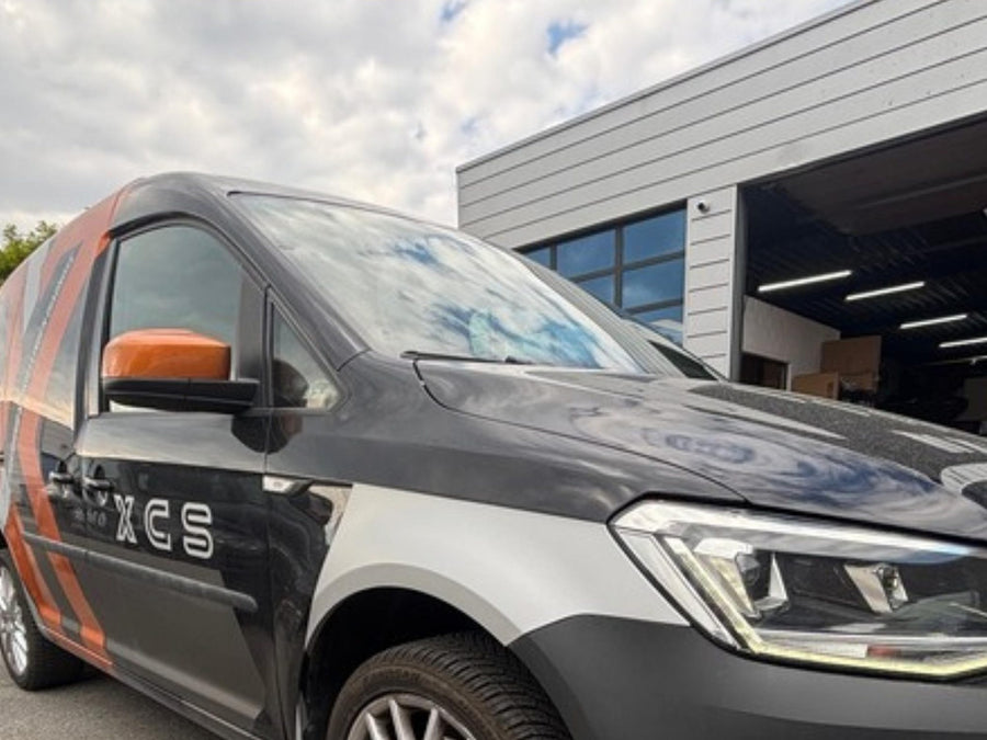 XCS-bedrijfswagen (Volkswagen Caddy) voor de garage van XCS Automotive in Merchtem