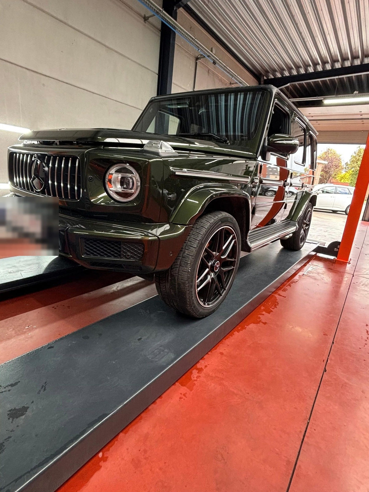 Mercedes G-Klasse in de werkplaats met rode vloer van XCS Automotive in Merchtem