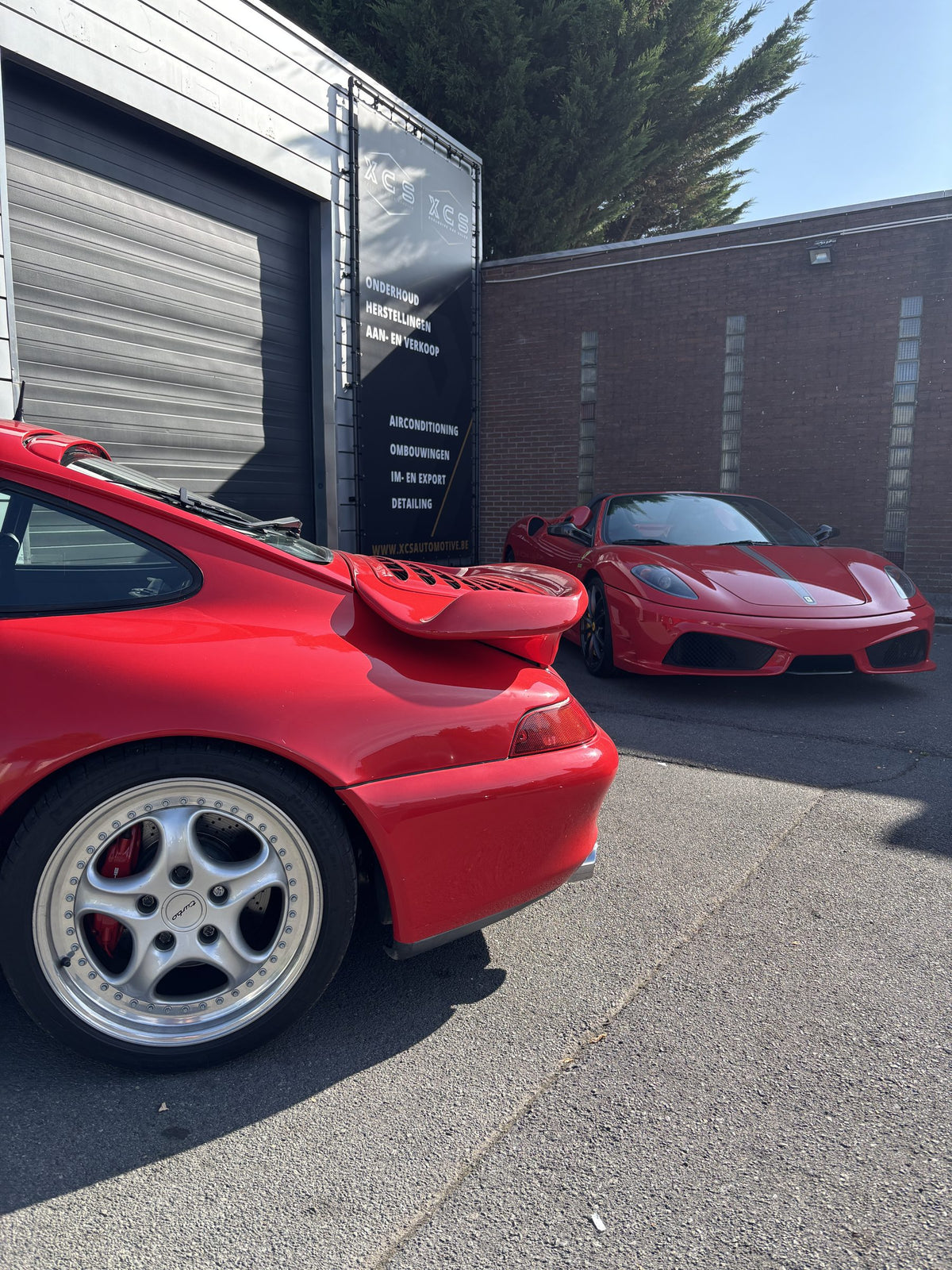 Porsche 993 en Ferrari 430 Scuderia voor de garage van XCS Automotive