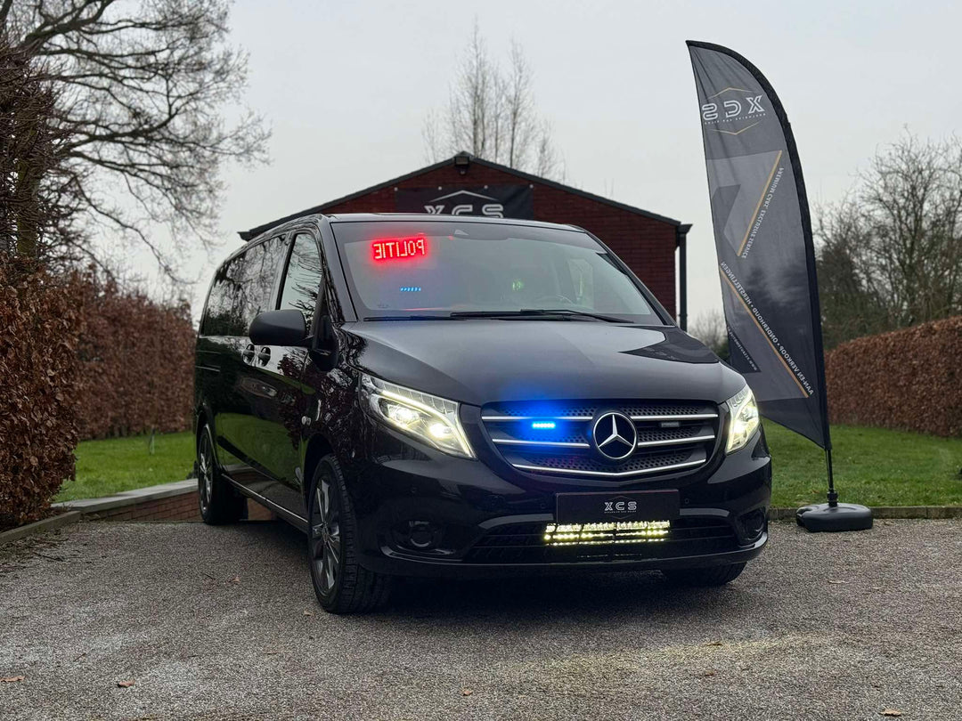 Zwarte Mercedes-Benz Vito met politie-uitrusting en blauwe LED-verlichting bij XCS Automotive