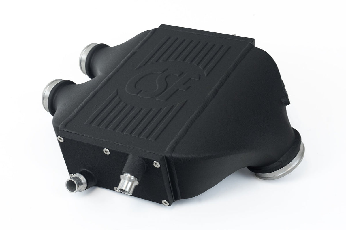 CSF laadluchtkoeler bovenop de motor voor BMW M3 F80, M4 F82 en M2 Competition