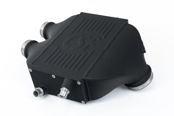 CSF laadluchtkoeler bovenop de motor voor BMW M3 F80, M4 F82 en M2 Competition