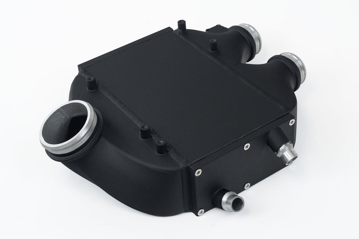 CSF laadluchtkoeler bovenop de motor voor BMW M3 F80, M4 F82 en M2 Competition