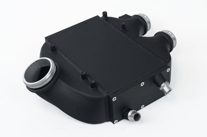 CSF laadluchtkoeler bovenop de motor voor BMW M3 F80, M4 F82 en M2 Competition