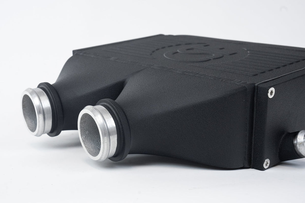CSF laadluchtkoeler bovenop de motor voor BMW M3 F80, M4 F82 en M2 Competition