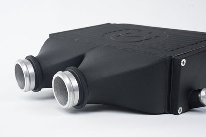 CSF laadluchtkoeler bovenop de motor voor BMW M3 F80, M4 F82 en M2 Competition