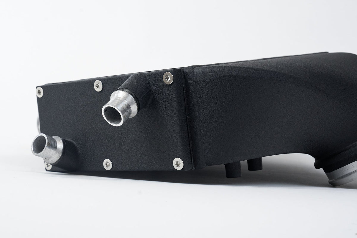 CSF laadluchtkoeler bovenop de motor voor BMW M3 F80, M4 F82 en M2 Competition