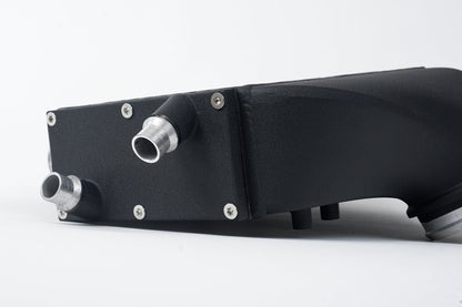 CSF laadluchtkoeler bovenop de motor voor BMW M3 F80, M4 F82 en M2 Competition