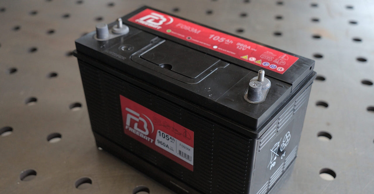 Freebatt semi-tractie accu 12V 105Ah 960A (F093M) voor lierwerk en kampeerders