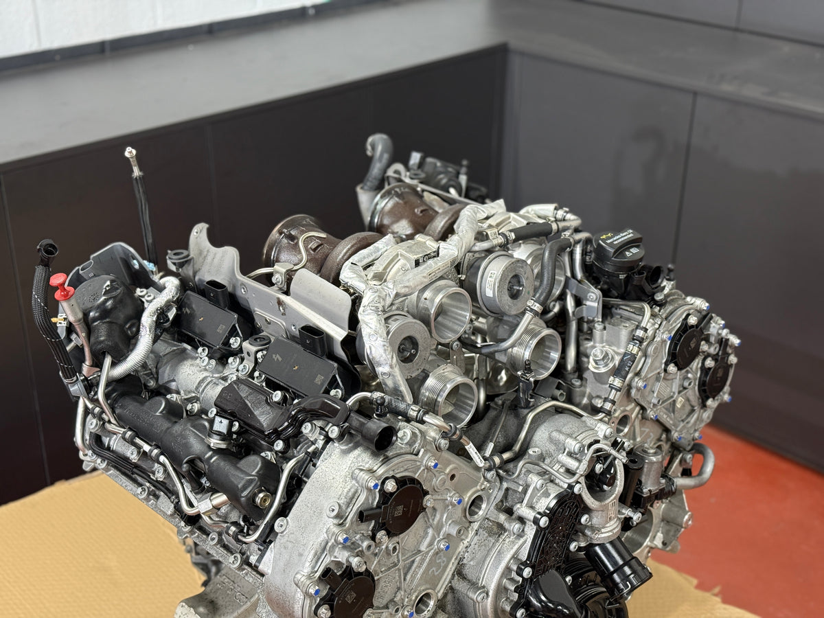 Mercedes-AMG M177 motor schuin bovenaanzicht met beide turbo's in de V