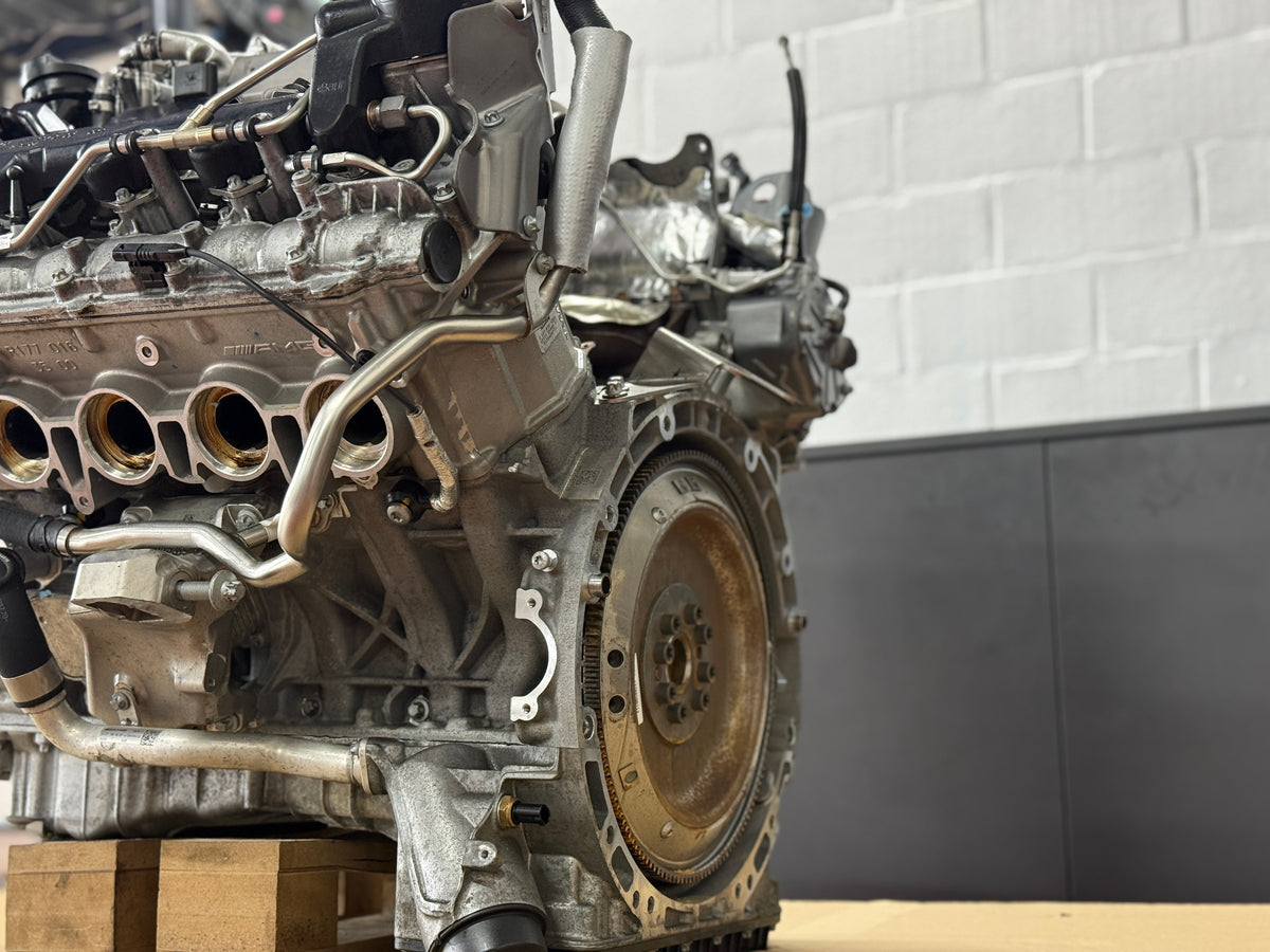 Mercedes-AMG M177 motor zijkant met vliegwiel en hogedrukleidingen