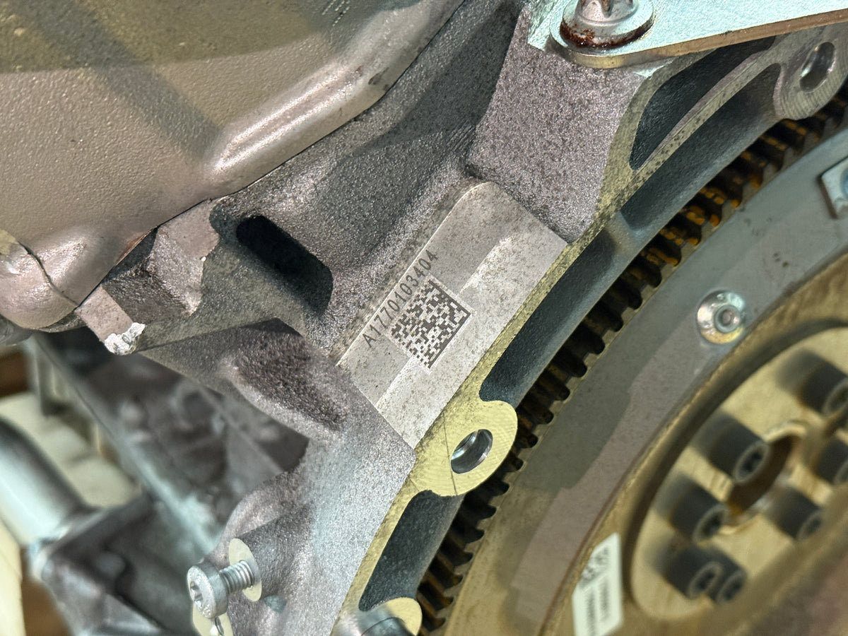Mercedes-AMG M177 bloknummer A 177 010 34 04 op het carter