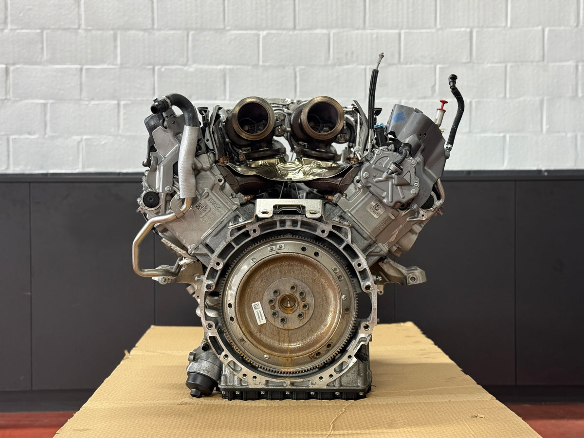 Mercedes-AMG M177 motor achterkant met vliegwiel en beide turbo's