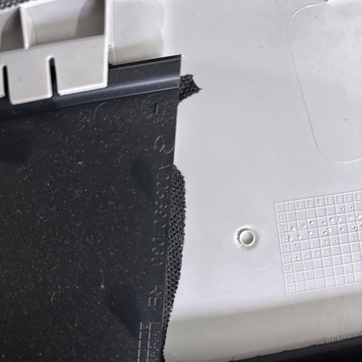 Mercedes C63 AMG S205 B-stijl bekleding rechts boven (met gordelgeleider) A2056908003 detail
