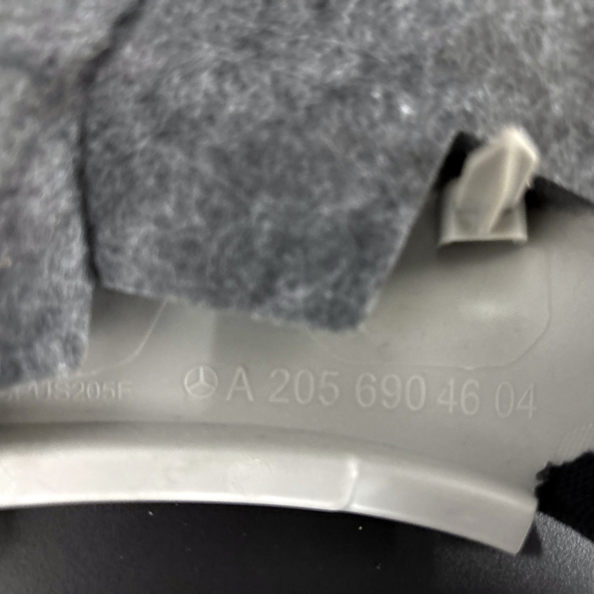 Mercedes C63 AMG S205 C-stijl bekleding rechts A2056904604 etiket