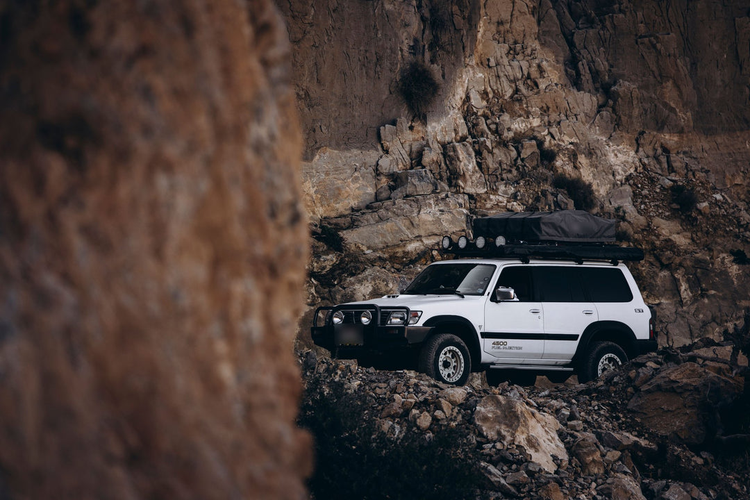 Nissan Patrol Y61 offroad in de rotsen