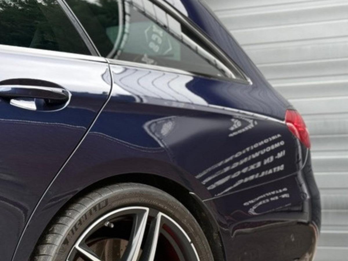 Velg en flank van een blauwe Mercedes-AMG E63 S break bij XCS Automotive in Merchtem
