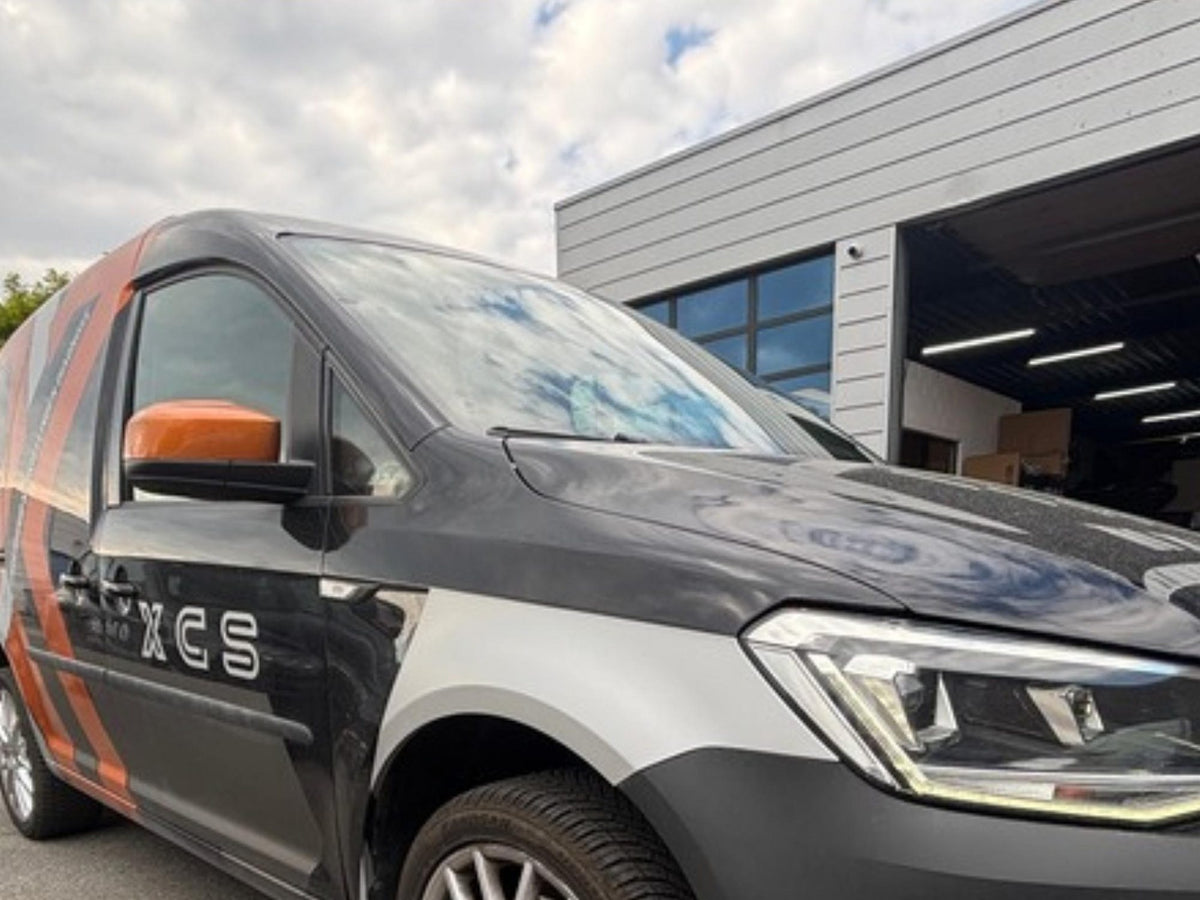 XCS-bedrijfswagen (Volkswagen Caddy) voor de garage van XCS Automotive in Merchtem