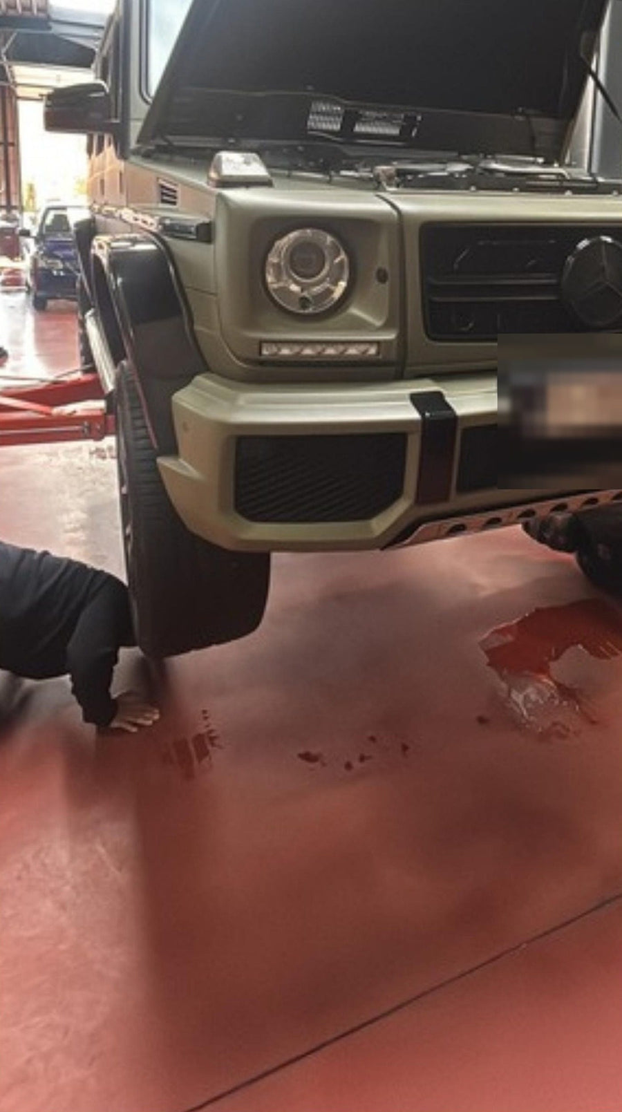 Mercedes G-Klasse op de brug in de werkplaats van XCS Automotive in Merchtem
