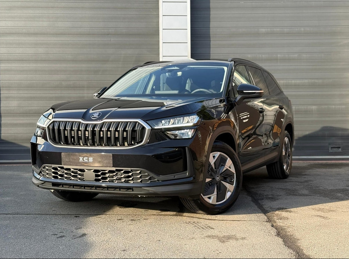 Zwarte Skoda Kodiaq voor de poorten van XCS Automotive in Merchtem