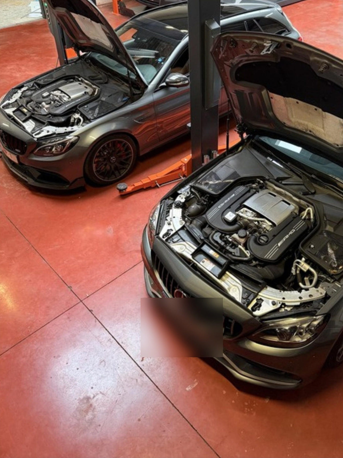 Mercedes-AMG C63 motorruimte in de werkplaats van XCS Automotive in Merchtem