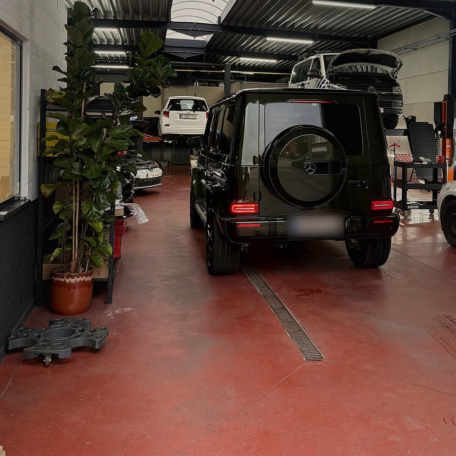 Ruime werkplaats van XCS Automotive met een Mercedes G-Klasse