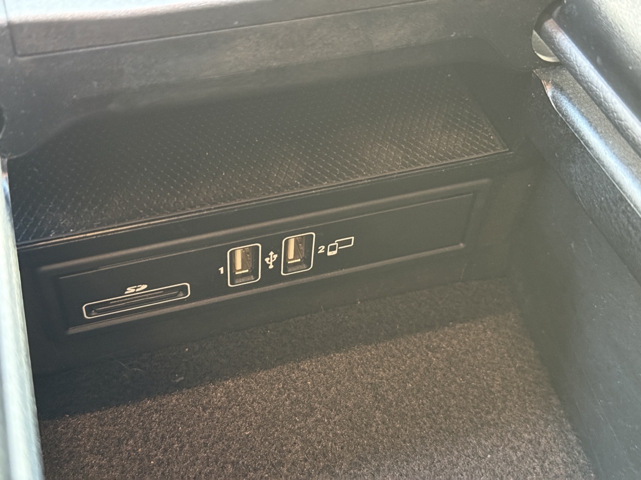 Mercedes-Benz C180 te koop bij XCS in merchtem USB ingang groot