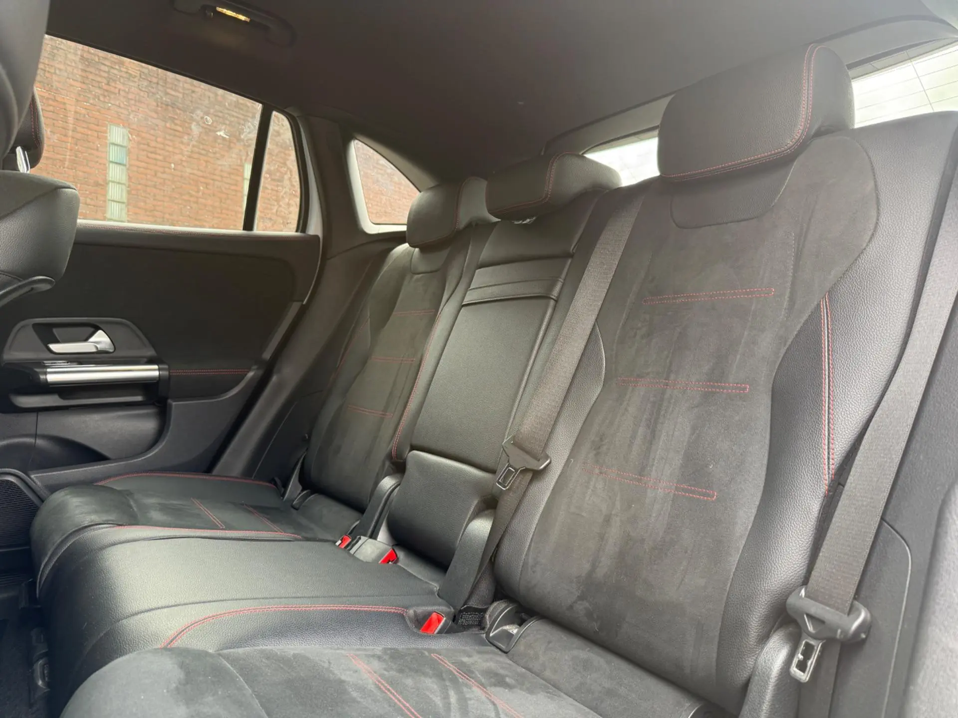 Mercdes-benz-GLA-200d-AMG-Line-Achterbank