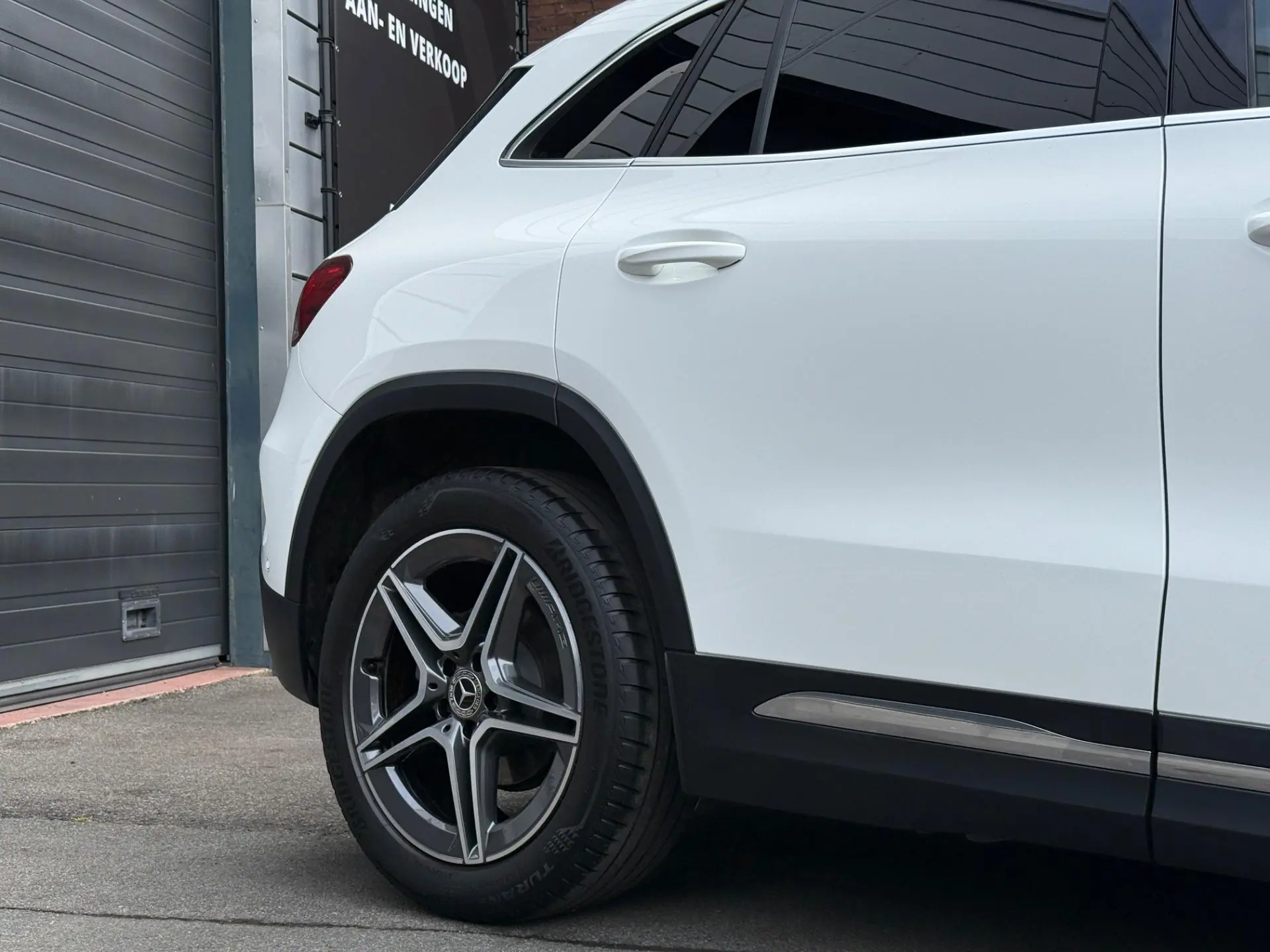Mercdes-benz-GLA-200d-AMG-Line-Achterwiel-rechts