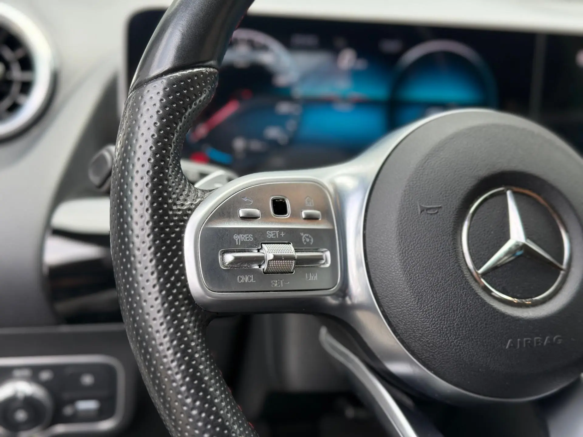 Mercdes-benz-GLA-200d-AMG-Line-CruiseControl