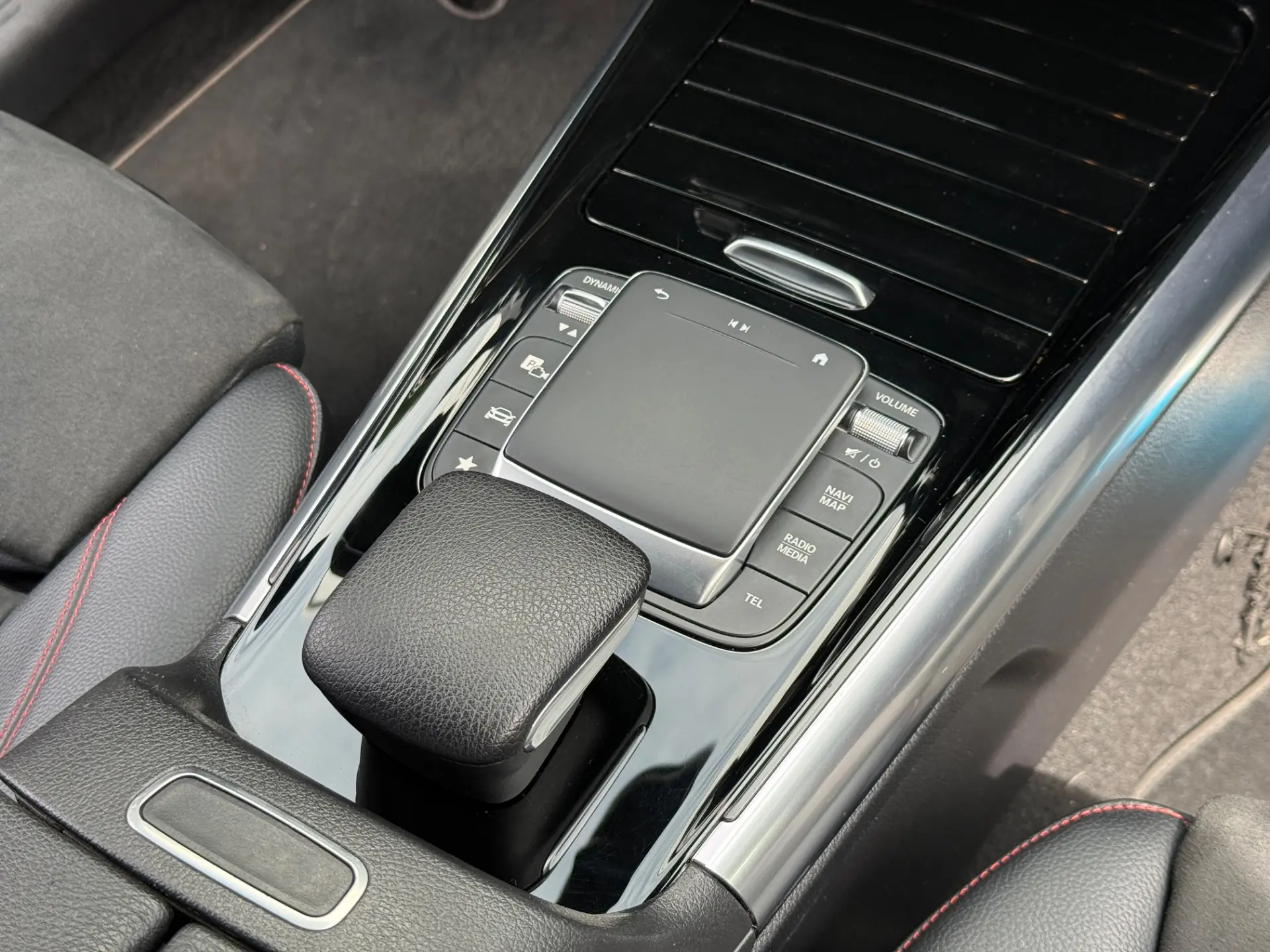 Mercdes-benz-GLA-200d-AMG-Line-Middenconsole