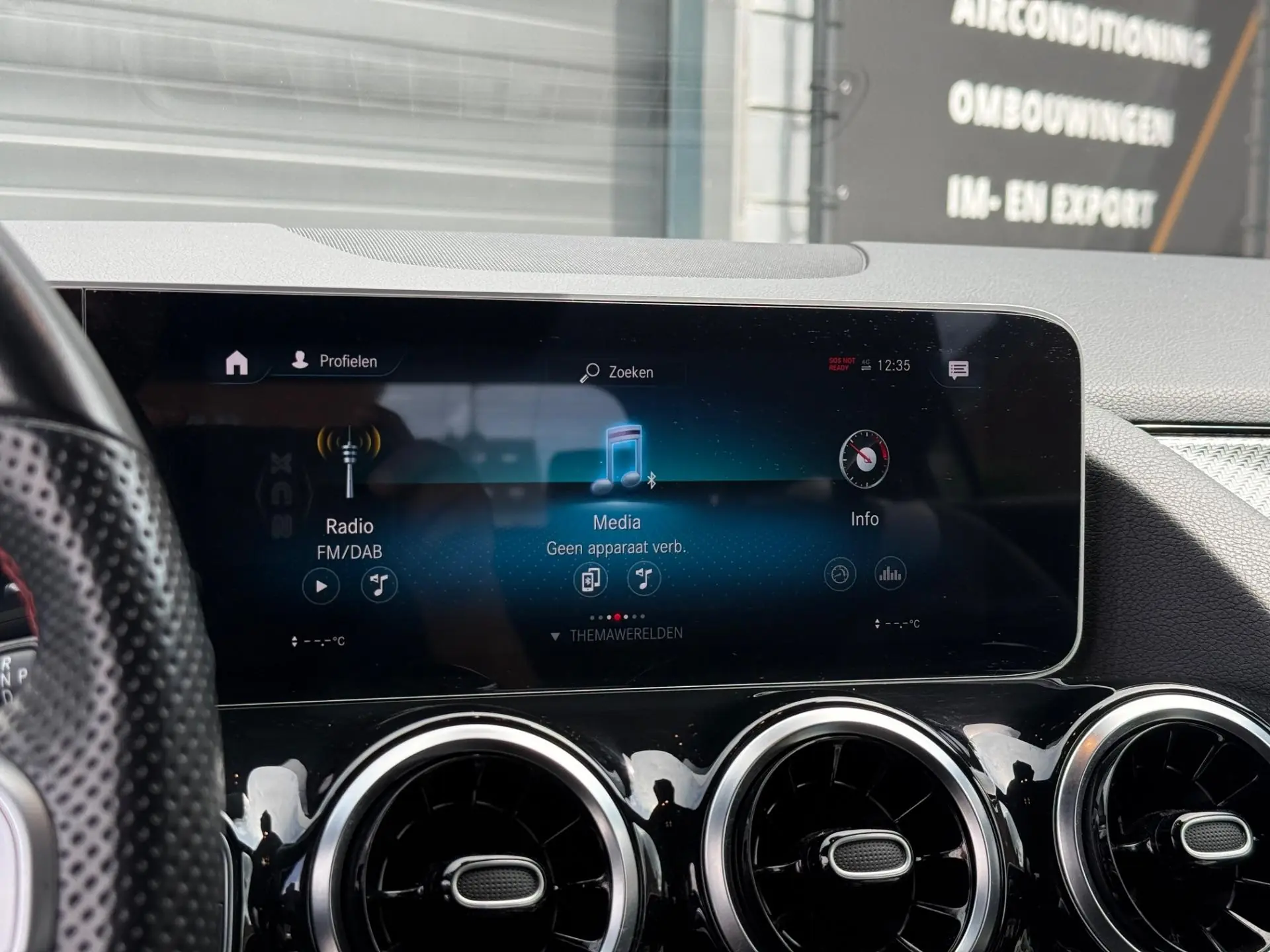Mercdes-benz-GLA-200d-AMG-Line-Multimediadisplay