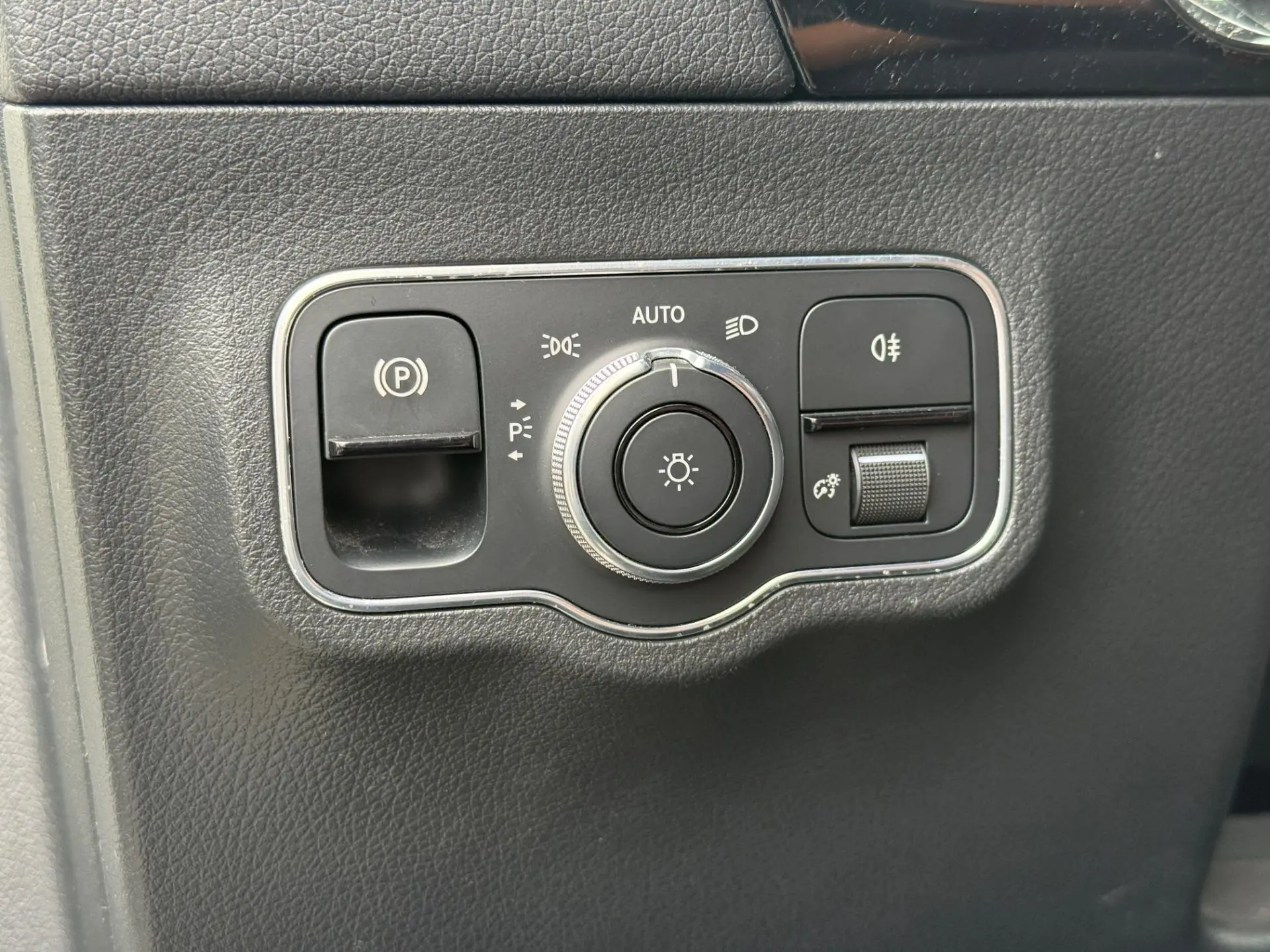 Mercdes-benz-GLA-200d-AMG-Line-Verlichtingschakelaar