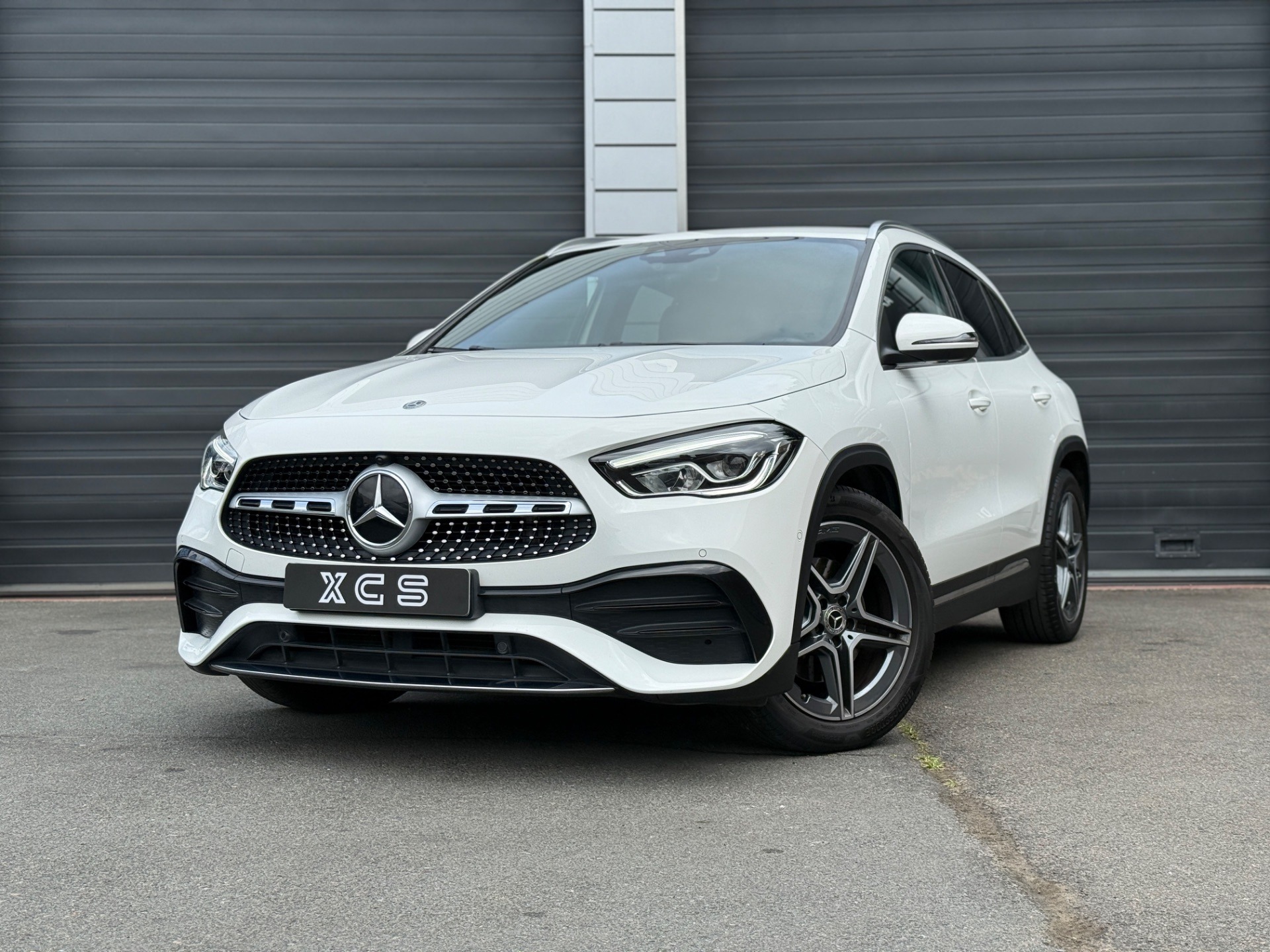 Mercdes-benz-GLA-200d-AMG-Line-Voorzijde te koop bij XCS-Automotive in Merchtem